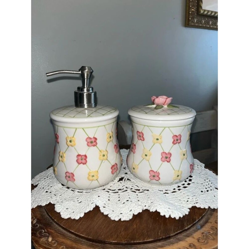 Longaberger Dogwood Lattice Vanity set
